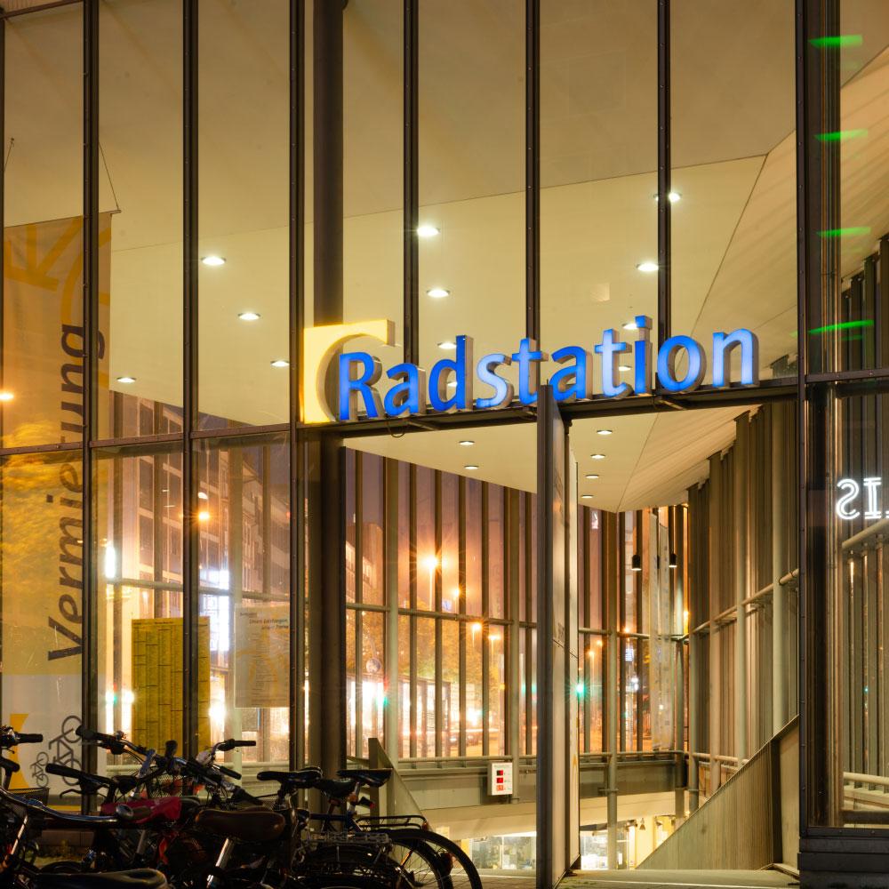 radstation bei nacht